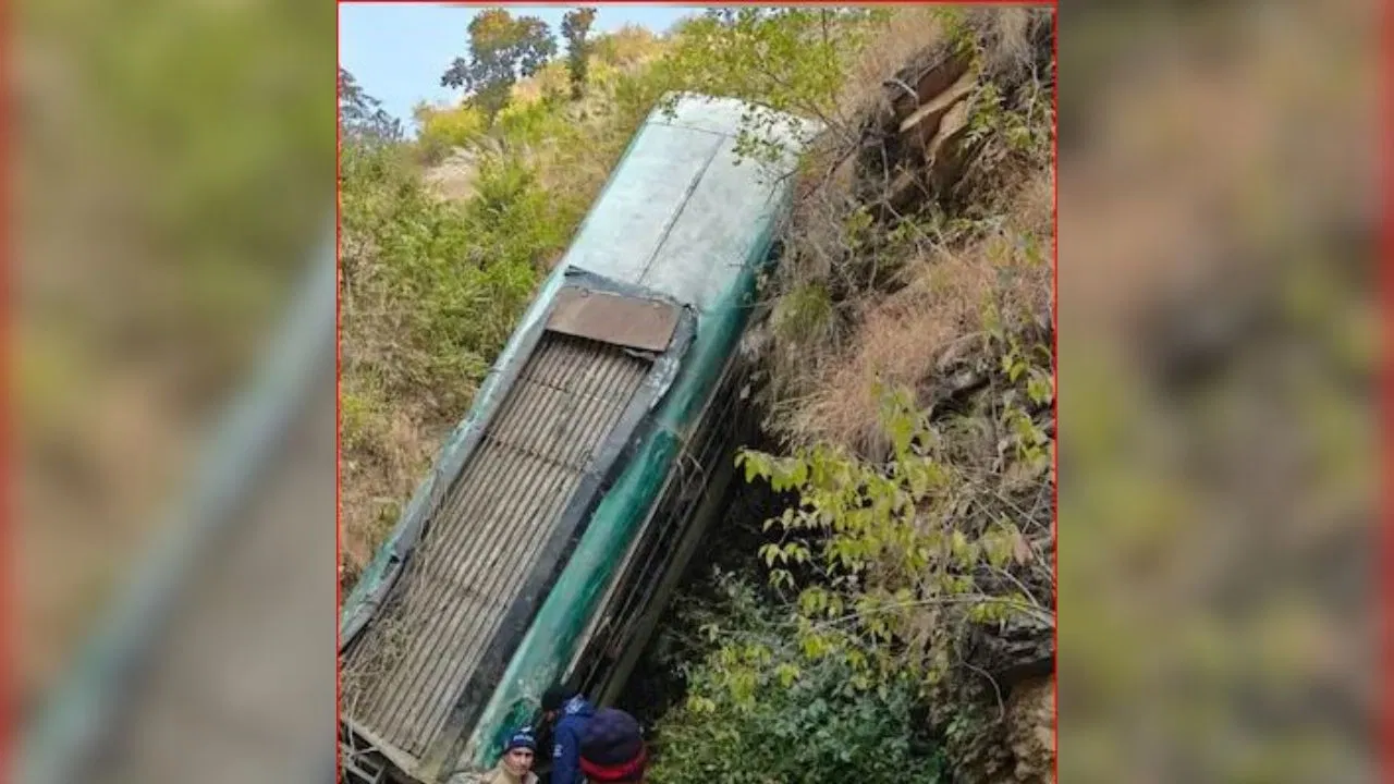 उत्तराखंड के अल्मोड़ा में यात्रियों से भरी बस गहरी खाई में गिरी, 7 लोगों की मौत