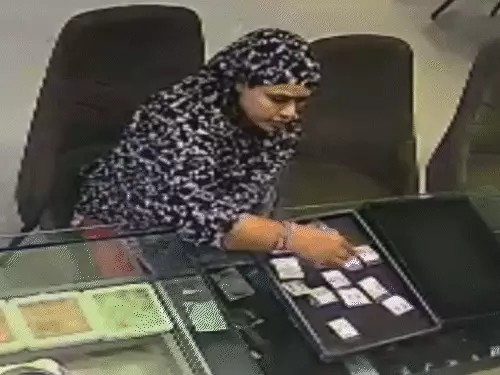 महिला ने ज्वेलरी शॉप से सोने के टॉप्स चुराए :भिलाई के उपहार ज्वेलर्स में चोरी; थोड़ी देर में आती हूं कहकर भागी