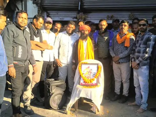 शहीद वीर नारायण सिंह बलिदान दिवस पर याद किए गए:दीपका और दर्री में प्रतिमा पर माल्यार्पण किया, आदर्शों पर चलने का संकल्प लिया