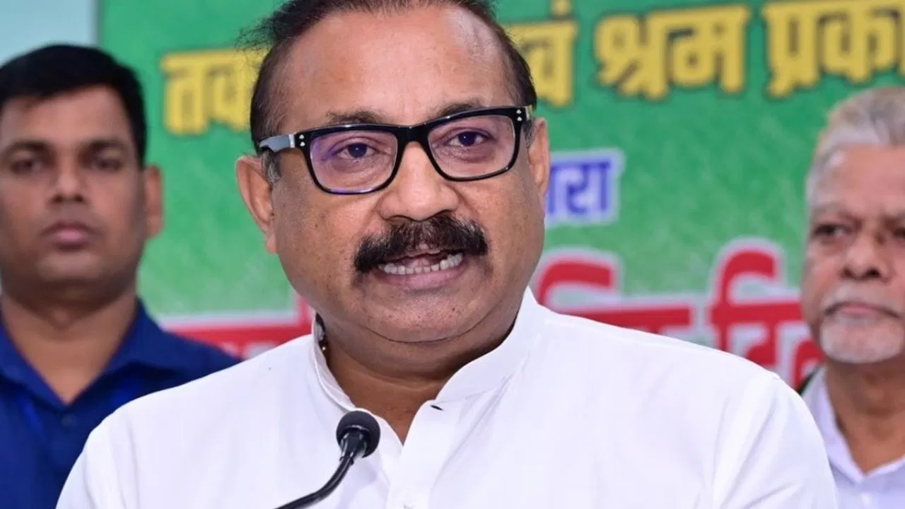 बिहार के मंत्री अशोक चौधरी की शैक्षणिक योग्यता पर सियासी घमासान, आरजेडी ने उठाई जांच और इस्तीफे की मांग