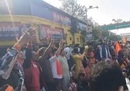 सामूहिक गिरफ़्तारी देने पहुंचे बजरंग दल के नेता ,तेलीबांधा थाना के सामने किया चक्काजाम,जानें क्या है मामला