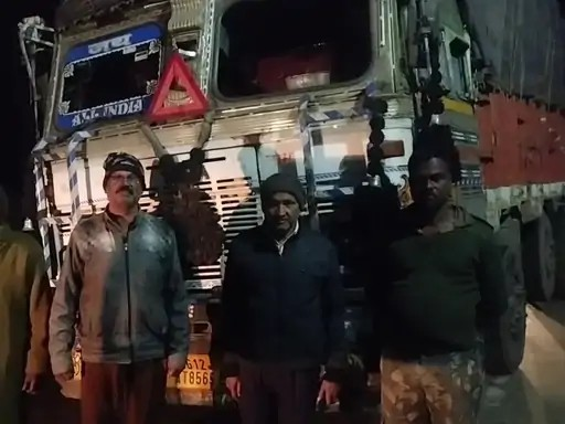 जशपुर में 367 क्विंटल अवैध धान जब्त:झारखंड और ओडिशा से आ रहे तीन वाहन पकड़े गए, दस्तावेज पेश नहीं करने पर कार्रवाई