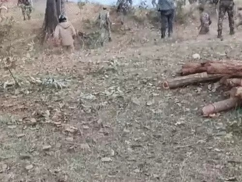 आदिवासी-ईसाई समुदाय भिड़े, 2 चर्च में लगाई आग, VIDEO:कांकेर में एक दूसरे को दौड़ा-दौड़ाकर पीटा, शव दफनाने पर बवाल; ASP-20 पुलिसकर्मी भी घायल
