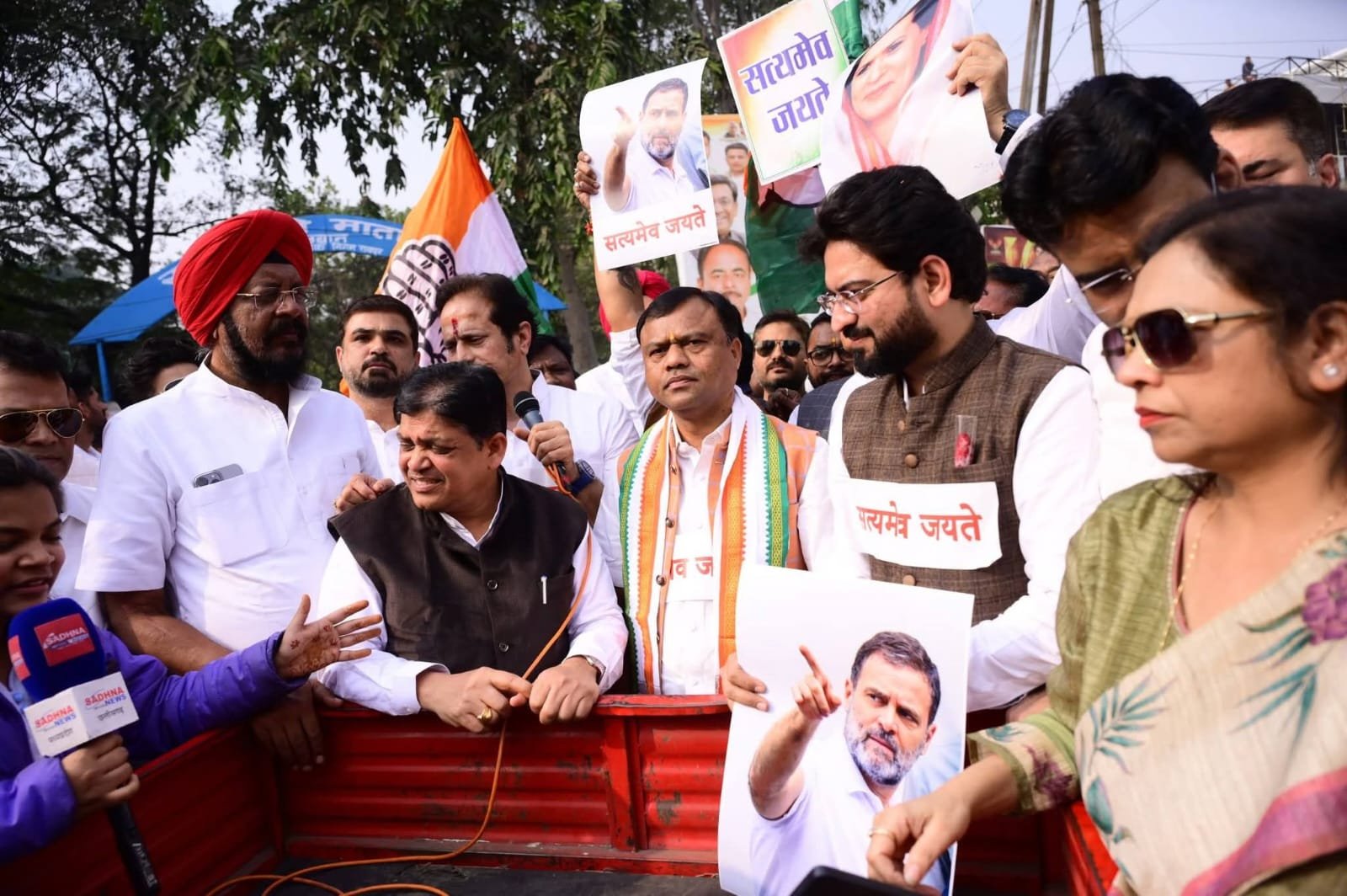 नेशनल हेराल्ड मामले में कांग्रेस ने किया भाजपा कार्यालय का घेराव