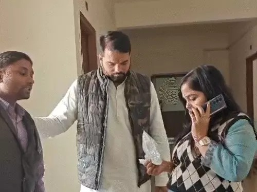 मरे मच्छरों को लेकर रायपुर निगम दफ्तर पहुंचा युवक,VIDEO:बोला- इसने काटा, डेंगू का डर, पॉलिथिन में बंदकर अधिकारियों को दिखाया, कराई गई जांच
