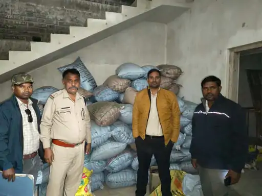 खरसिया में अवैध धान पर एक्शन:किराना व्यवसायी के यहां से 51 कट्टा धान जब्त, मंडी अधिनियम के तहत की गई कार्रवाई