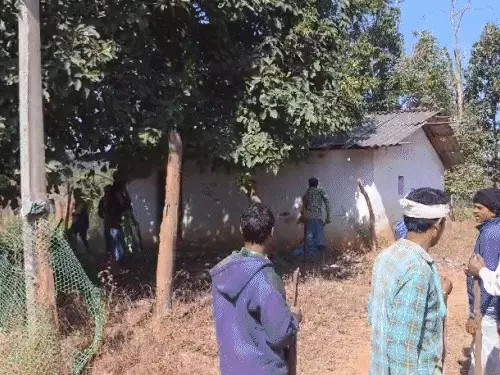 कांकेर में फिर बवाल…10 ईसाइयों के घर तोड़े, VIDEO:मूल धर्म में लौटने से इनकार पर भड़के ग्रामीण, लाठी-डंडे लेकर घरों में घुसे, तोड़फोड़ की कांकेर में फिर बवाल…10 ईसाइयों के घर तोड़े, VIDEO:मूल धर्म में लौटने से इनकार पर भड़के ग्रामीण, लाठी-डंडे लेकर घरों में घुसे, तोड़फोड़ की