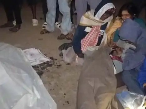 रायगढ़ में ट्रेलर ने महिला को कुचला, मौत:बाइक सवार पति हुआ घायल, ग्रामीणों ने किया चक्काजाम, पटेलपाली रोड पर हुआ हादसा रायगढ़ में ट्रेलर ने महिला को कुचला, मौत:बाइक सवार पति हुआ घायल, ग्रामीणों ने किया चक्काजाम, पटेलपाली रोड पर हुआ हादसा