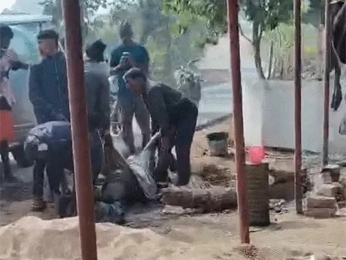 BJP नेता की हत्या…चाकू और कुल्हाड़ी से काटा:कोरबा में कार सवार 3 लोगों ने मारा, सिर-गर्दन पर चोट, पुरानी रंजिश में मर्डर की आंशका