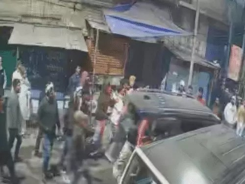 रायपुर में यूथ-कांग्रेस नेता ने स्कॉर्पियो में मचाया उत्पात VIDEO:सड़क पर खड़ी गाड़ियों को मारी टक्कर, लोगों ने पकड़कर पीटा, कांग्रेस बोली-हमारा कार्यकर्ता नहीं