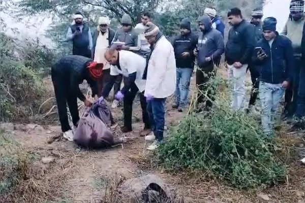 50 फीट गहरे गड्डे में लाश, पत्नी की पास में चुन्नी… बाजार गए युवक का शव मिलने से धौलपुर में हड़कंप 50 फीट गहरे गड्डे में लाश, पत्नी की पास में चुन्नी… बाजार गए युवक का शव मिलने से धौलपुर में हड़कंप