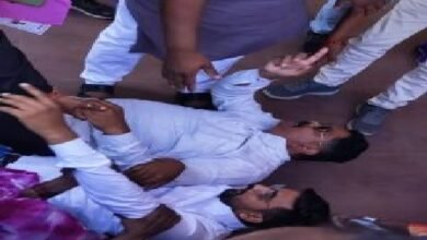 धमतरी: महापौर के गाड़ी के सामने लेटे रेल प्रभावित व कांग्रेसी पार्षद, जमकर किया हंगामा; मेयर बोले…