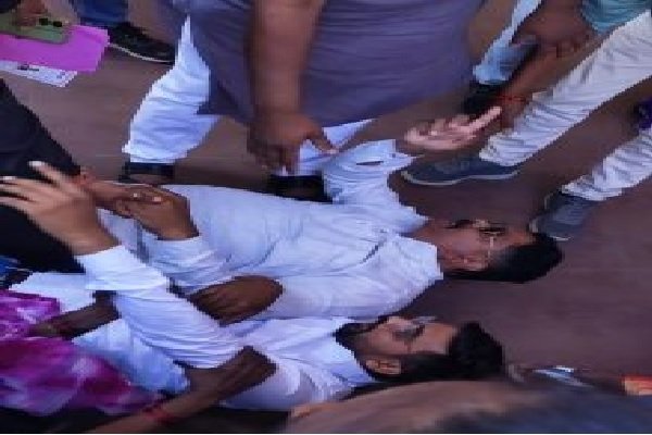 धमतरी: महापौर के गाड़ी के सामने लेटे रेल प्रभावित व कांग्रेसी पार्षद, जमकर किया हंगामा; मेयर बोले… धमतरी: महापौर के गाड़ी के सामने लेटे रेल प्रभावित व कांग्रेसी पार्षद, जमकर किया हंगामा; मेयर बोले…