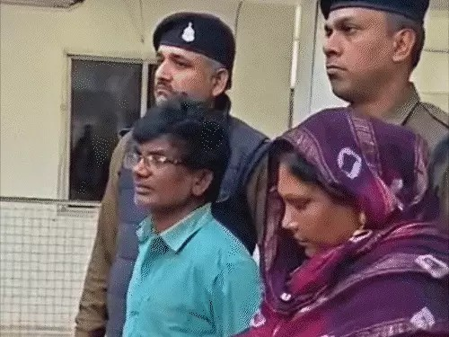 कर्ज बढ़ने पर यूट्यूब से नकली नोट छापना सीखा:रायपुर के दंपती साप्ताहिक बाजारों में खपाते थे, नोटों पर लगाते थे मिट्टी, रंगे हाथ पकड़ाए कर्ज बढ़ने पर यूट्यूब से नकली नोट छापना सीखा:रायपुर के दंपती साप्ताहिक बाजारों में खपाते थे, नोटों पर लगाते थे मिट्टी, रंगे हाथ पकड़ाए