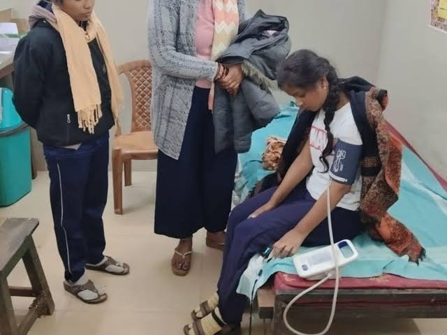 अनशन कर रहे 10 अभ्यर्थियों की तबीयत बिगड़ी,अस्पताल में भर्ती:24 दिसंबर से जारी डीएड-बीएड संघ का आंदोलन