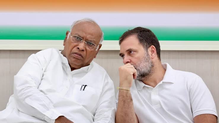 PCC चीफ गोविन्द सिंह डोटासरा की कांग्रेस हाईकमान ने की तारीफ, CWC की बैठक में क्यों हुई चर्चा? PCC चीफ गोविन्द सिंह डोटासरा की कांग्रेस हाईकमान ने की तारीफ, CWC की बैठक में क्यों हुई चर्चा?
