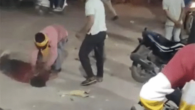 पैसे नहीं देने पर सड़क पर पटककर मारा..VIDEO:शराब के लिए मांगे थे पैसे, 1 युवक गंभीर; पुलिस की पिटाई के बाद लंगड़ाते चले बदमाश