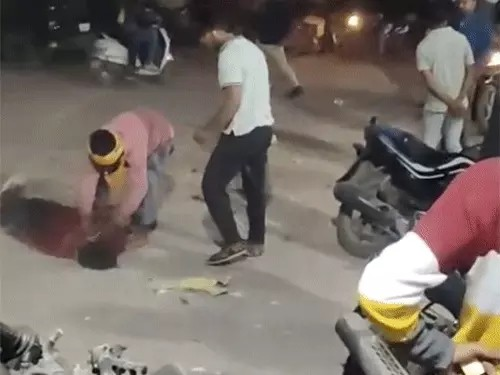 पैसे नहीं देने पर सड़क पर पटककर मारा..VIDEO:शराब के लिए मांगे थे पैसे, 1 युवक गंभीर; पुलिस की पिटाई के बाद लंगड़ाते चले बदमाश पैसे नहीं देने पर सड़क पर पटककर मारा..VIDEO:शराब के लिए मांगे थे पैसे, 1 युवक गंभीर; पुलिस की पिटाई के बाद लंगड़ाते चले बदमाश