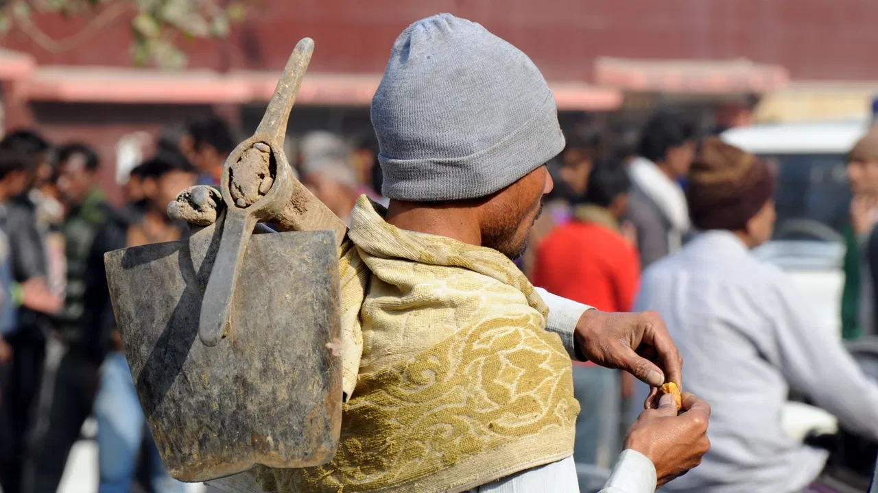 ₹1000 का लालच, दो रात का सफर और फिर बंधक बनाकर मजदूरी, अशोकनगर के 80 मजदूरों की दर्दनाक कहानी