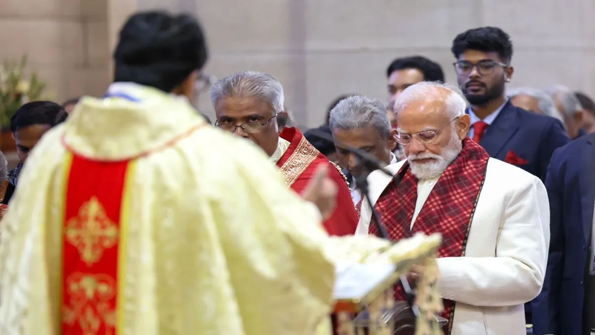 क्रिसमस पर कैथेड्रल चर्च पहुंचे PM मोदी, ईसा मसीह की प्रतिमा के सामने जोड़े हाथ क्रिसमस पर कैथेड्रल चर्च पहुंचे PM मोदी, ईसा मसीह की प्रतिमा के सामने जोड़े हाथ