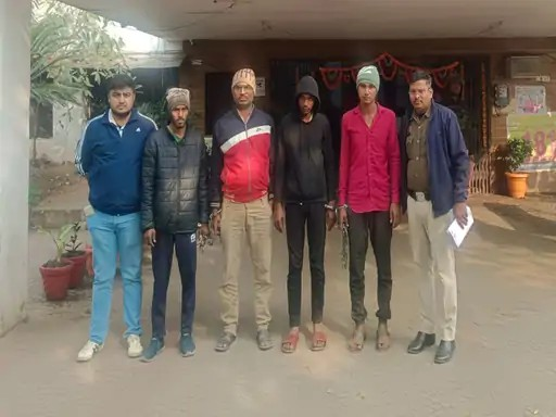 रायपुर में हनुमान भगवान की मूर्ति खंडित, 5 आरोपी अरेस्ट:जमीन विवाद में मूर्ति कर रहे थे शिफ्ट, मोहल्लेवासियों ने जमकर किया था बवाल