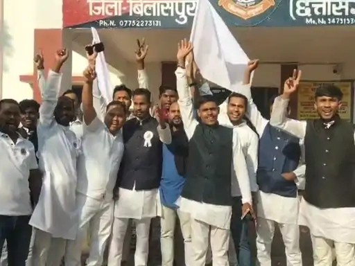 गुरु घासीदास जयंती समारोह में बिजली गुल होने पर बवाल:बिलासपुर में विरोध करने पहुंचे लोगों से कर्मचारी ने की अभद्रता; सतनामी-समाज ने घेरा थाना गुरु घासीदास जयंती समारोह में बिजली गुल होने पर बवाल:बिलासपुर में विरोध करने पहुंचे लोगों से कर्मचारी ने की अभद्रता; सतनामी-समाज ने घेरा थाना