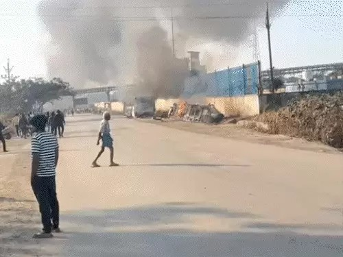 रायगढ़ कोल खदान बवाल,महिला TI को लात मारी, बेहोश हुईं:पुलिस गाड़ी, एंबुलेंस जलाई, 18 दिन से प्रदर्शन, कांग्रेस ने जांच कमेटी बनाई