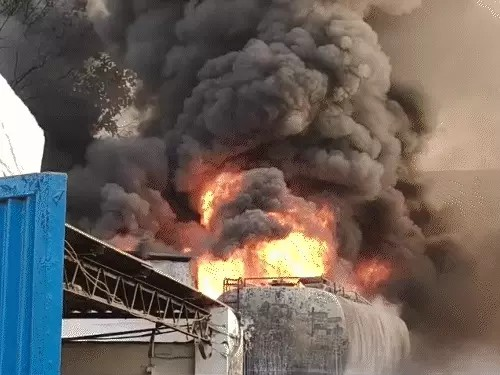 बिलासपुर के मित्तल फर्नीचर में आग…2 की मौत:फैक्ट्री से जलते निकला सुपरवाइजर, तारपीन टैंकर खाली करते वक्त हादसा; देखिए ड्रोन VIDEO और फोटोज
