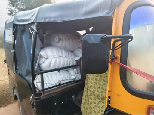 ओडिशा से धान तस्करी का बिचौलियों ने बदला पैटर्न:अब छोटी गाड़ियों से परिवहन, इसके लिए बाइक चालकों को 500,साइकिल-ऑटो को देते हैं 50 रुपये ओडिशा से धान तस्करी का बिचौलियों ने बदला पैटर्न:अब छोटी गाड़ियों से परिवहन, इसके लिए बाइक चालकों को 500,साइकिल-ऑटो को देते हैं 50 रुपये
