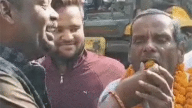 3 भालूओं को पिंजरे में पकड़ने वाले रेंजर का सम्मान:मनेंद्रगढ़ में 3 महीने से आतंक मचा रहा था, पकड़ाने पर मिठाई खिलाकर मनाया जश्न