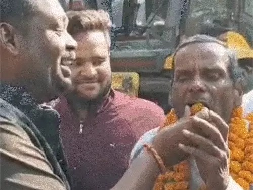 3 भालूओं को पिंजरे में पकड़ने वाले रेंजर का सम्मान:मनेंद्रगढ़ में 3 महीने से आतंक मचा रहा था, पकड़ाने पर मिठाई खिलाकर मनाया जश्न