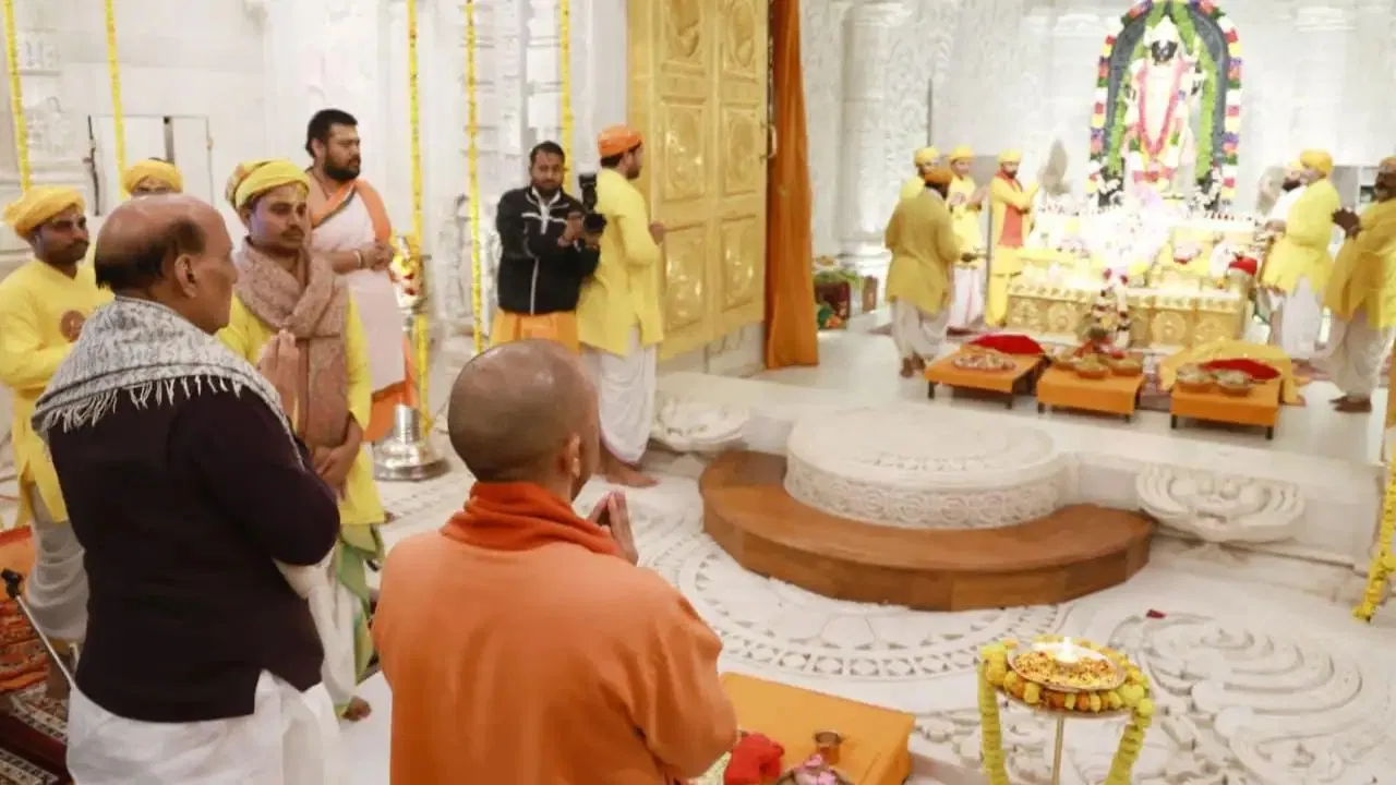 अयोध्या: राजनाथ सिंह ने अन्नपूर्णा मंदिर में फहराई धर्म ध्वजा, CM योगी भी रहे मौजूद