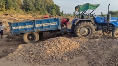 अवैध रेत उत्खनन पर सख्त कार्रवाई 5 ट्रैक्टर ट्रॉलियों को मौके पर किया गया जब्त
