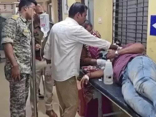सुकमा DSP पर रेप का आरोप लगाया…अब हत्या की कोशिश:चाकू से गले पर वार, 450km सफर कर मारने पहुंची महिला और उसका रिटायर्ड-फौजी दोस्त सुकमा DSP पर रेप का आरोप लगाया…अब हत्या की कोशिश:चाकू से गले पर वार, 450km सफर कर मारने पहुंची महिला और उसका रिटायर्ड-फौजी दोस्त