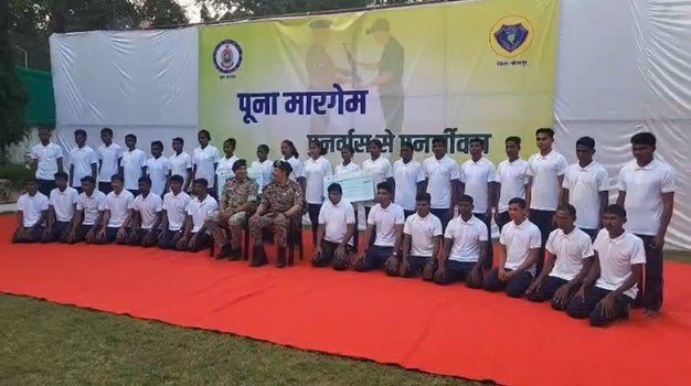 ‘पूना मारगेम’ से शांति की ओर मजबूती से बढ़ते कदम: बीजापुर में 34 माओवादी कैडरों ने किया आत्मसमर्पण ‘पूना मारगेम’ से शांति की ओर मजबूती से बढ़ते कदम: बीजापुर में 34 माओवादी कैडरों ने किया आत्मसमर्पण