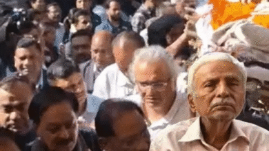 गार्ड ऑफ ऑनर के साथ विनोद शुक्ल को अंतिम विदाई:बेटे ने दी मुखाग्नि, सीएम ने कांधा दिया, अंतिम यात्रा में विश्वास भी शामिल हुए