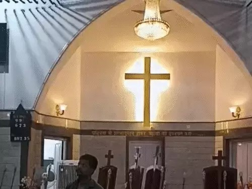 बस्तर का 135 साल पुराना ‘लाल चर्च’:बेल फल-चूना-गोंद के घोल से हुई ईंटों की जोड़ाई, 7KM दूर तक सुनाई देती थी घंटी की आवाज बस्तर का 135 साल पुराना ‘लाल चर्च’:बेल फल-चूना-गोंद के घोल से हुई ईंटों की जोड़ाई, 7KM दूर तक सुनाई देती थी घंटी की आवाज