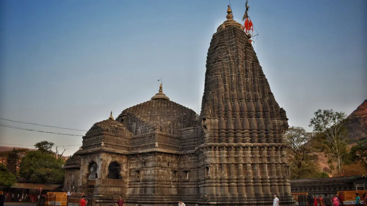त्र्यंबकेश्वर ज्योतिर्लिंग: नववर्ष पर VIP दर्शन को किया गया बंद, मंदिर में दर्शन का क्या रहेगा समय? त्र्यंबकेश्वर ज्योतिर्लिंग: नववर्ष पर VIP दर्शन को किया गया बंद, मंदिर में दर्शन का क्या रहेगा समय?