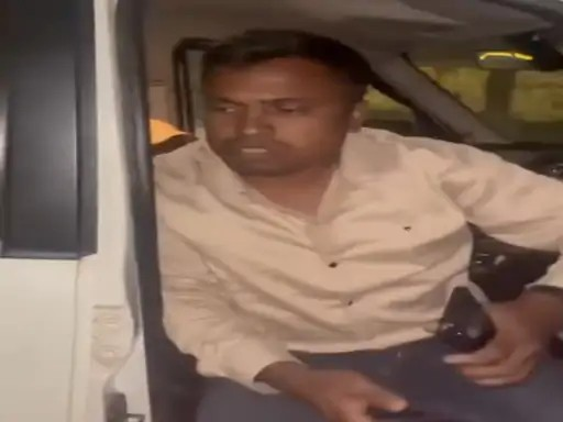 रायपुर में पुलिस जीप में शराबखोरी का VIDEO:नशे में सोते रहे ड्राइवर और उसके दोस्त, कांग्रेस बोली-अराजकता, लोग बोले-भारी मिस्टेक हो गया