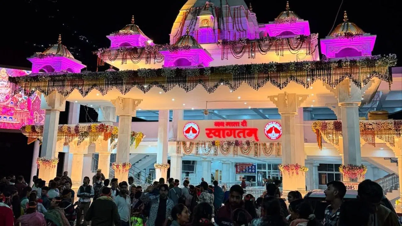 न्यू ईयर पर वैष्णो देवी जाने का है प्लान, पहले जान लें रूट, होटल और फ्लाइट से जुड़ी हर डिटेल