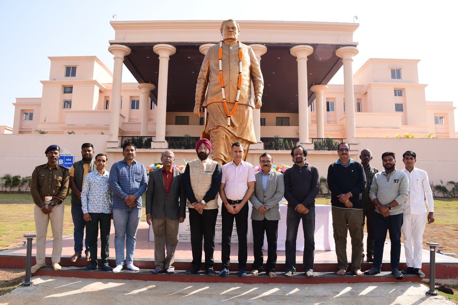  विधानसभा के नवीन भवन में पूर्व प्रधान मंत्री  भारत रत्न  अटल बिहारी वाजपेयी की जयंती पर उन्हें श्रद्धासुमन अर्पित किए 