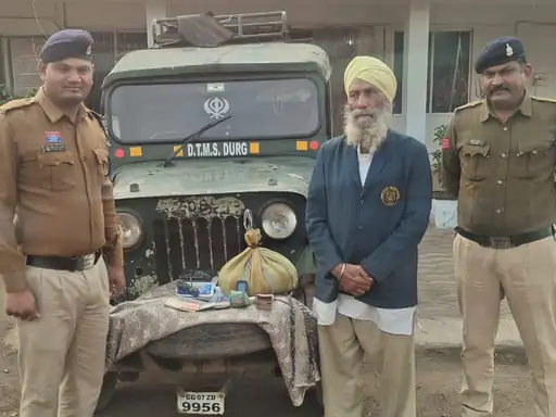 दुर्ग में 76 साल का बुजुर्ग अफीम के साथ पकड़ाया:शिवनाथ नदी किनारे अफीम-डोडा चूरा बेच रहा था; नेशनल हाईवे पर एक्टिव खरीदी-बिक्री का रैकेट