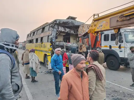 बिलासपुर-रतनपुर में खड़े ट्रेलर से टकराई बस, 12 यात्री घायल:गंभीर घायल यात्री सिम्स रेफर; बस ड्राइवर का दोनों पैर फ्रैक्चर