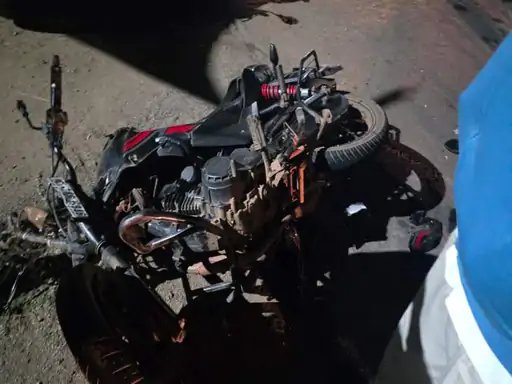 बालोद में ट्रक ने बाइक को मारी टक्कर…एक की मौत:BSF जवान गंभीर घायल, दुर्ग से लौटते समय हादसा, ग्रामीणों ने किया चक्काजाम