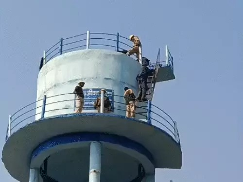 नशे में नाराज दामाद पानी टंकी पर चढ़ा, VIDEO:उतारने पहुंची रेस्क्यू टीम को देख अंदर घुसकर बैठा, टंकी से पानी कराया गया खाली