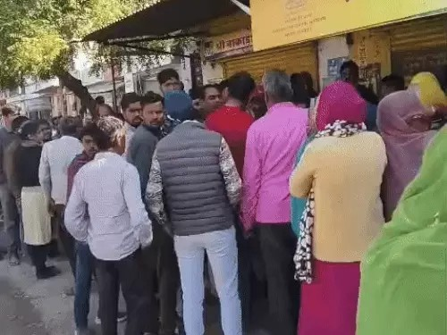 खाद की कालाबाजारी…छत्तीसगढ़ देश में 5वें नबंर पर:8 महीने में 294 को नोटिस,13 लाइसेंस रद्द; 4 FIR, केंद्र ने लोकसभा में पेश किए आंकड़े खाद की कालाबाजारी…छत्तीसगढ़ देश में 5वें नबंर पर:8 महीने में 294 को नोटिस,13 लाइसेंस रद्द; 4 FIR, केंद्र ने लोकसभा में पेश किए आंकड़े