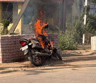 धमतरी में डरावनी घटना: चलती मोटरसाइकिल में अचानक लगी आग