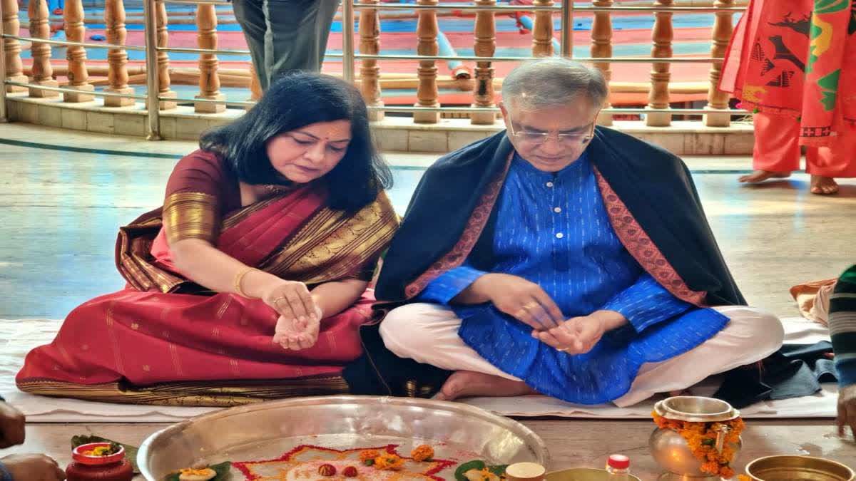 दो दिवसीय झारखंड दौरे के लिए देवघर पहुंचे मुख्य निर्वाचन आयुक्त ज्ञानेश कुमार, बाबा बैद्यनाथ धाम में की पूजा
