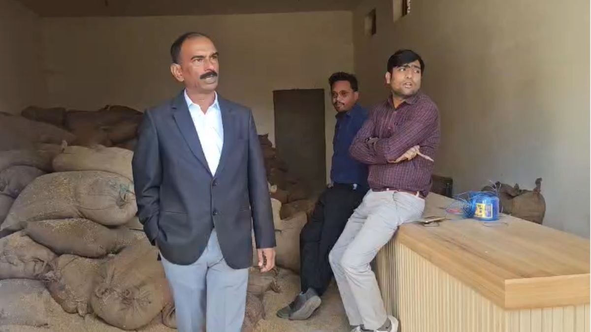 सरगुजा में अवैध धान भंडारण पर बड़ी कार्रवाई, पूर्व भाजपा मंडल अध्यक्ष के घर से 400 से अधिक बोरी जब्त