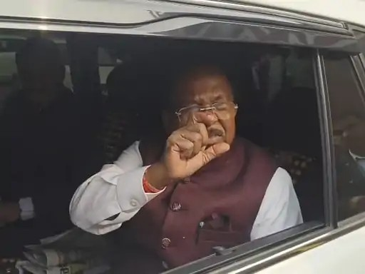 प्लास्टिक बोतल वाली शराब पर मंत्री रामविचार नेताम का अजीब बयान: ‘अनुभव लेकर ही बताऊंगा’